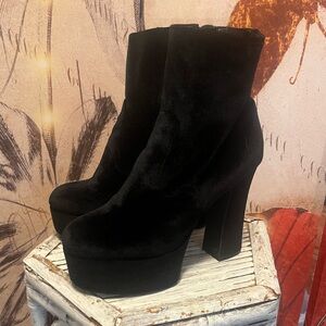 Jeffrey Campbell, DeFacto style boots